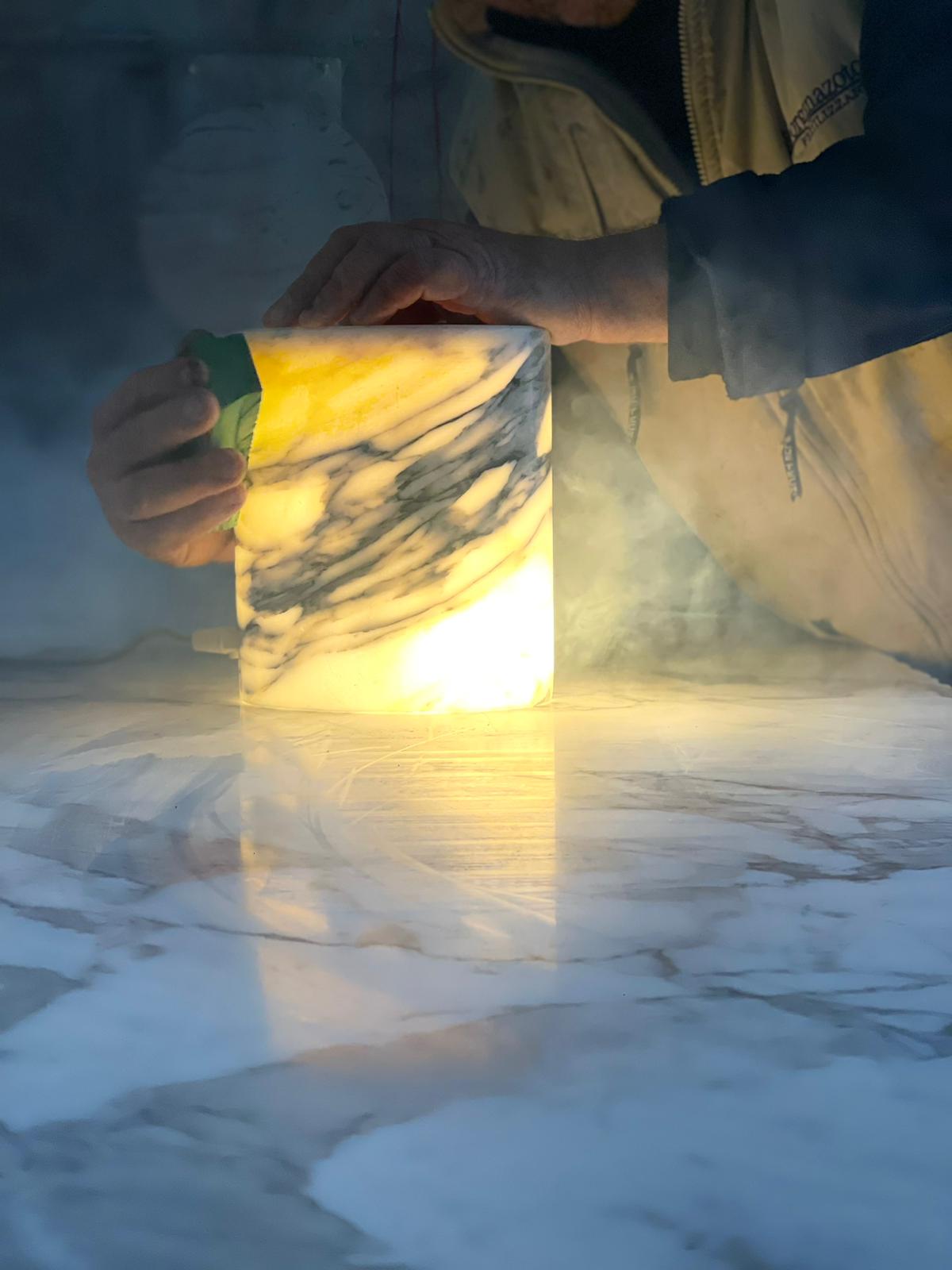 COLLEZIONE "Eleganza e Luce senza Tempo" - Lampada in Marmo con Luce Interna - Eleganza e Luce senza Tempo