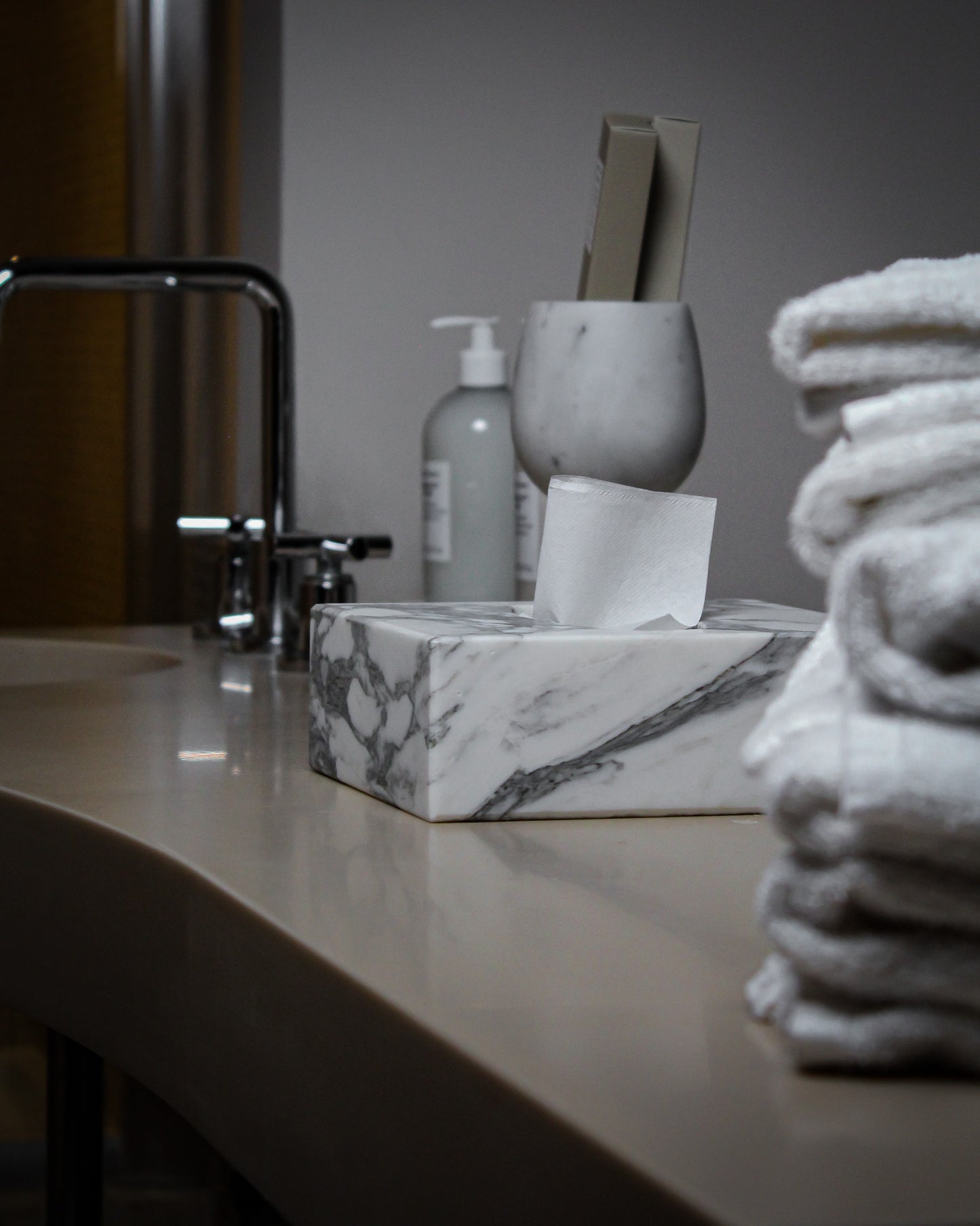 COLLEZIONE "Eleganza e Luce senza Tempo" Portatovaglioli in Marmo