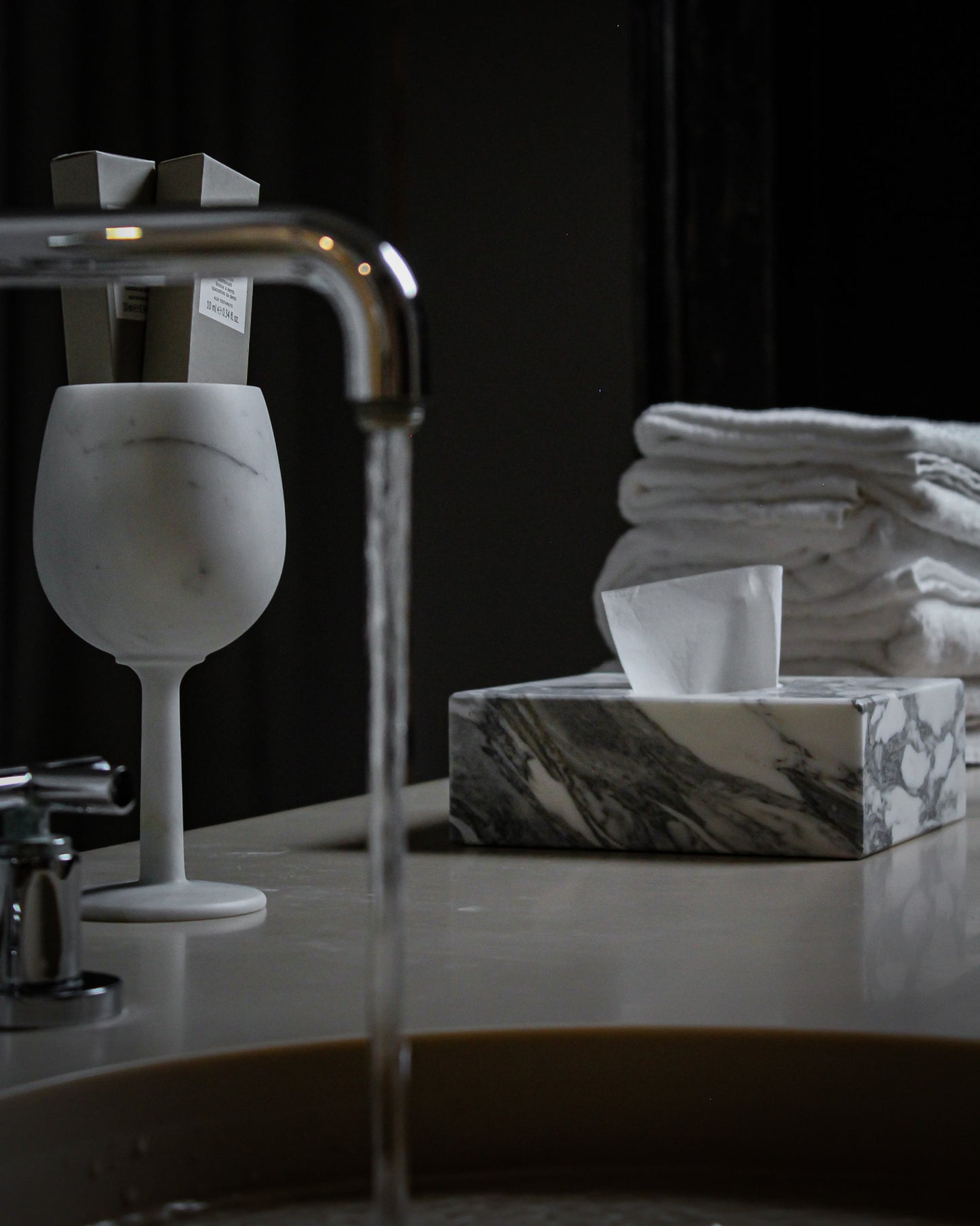 COLLEZIONE "Eleganza e Luce senza Tempo" Portatovaglioli in Marmo