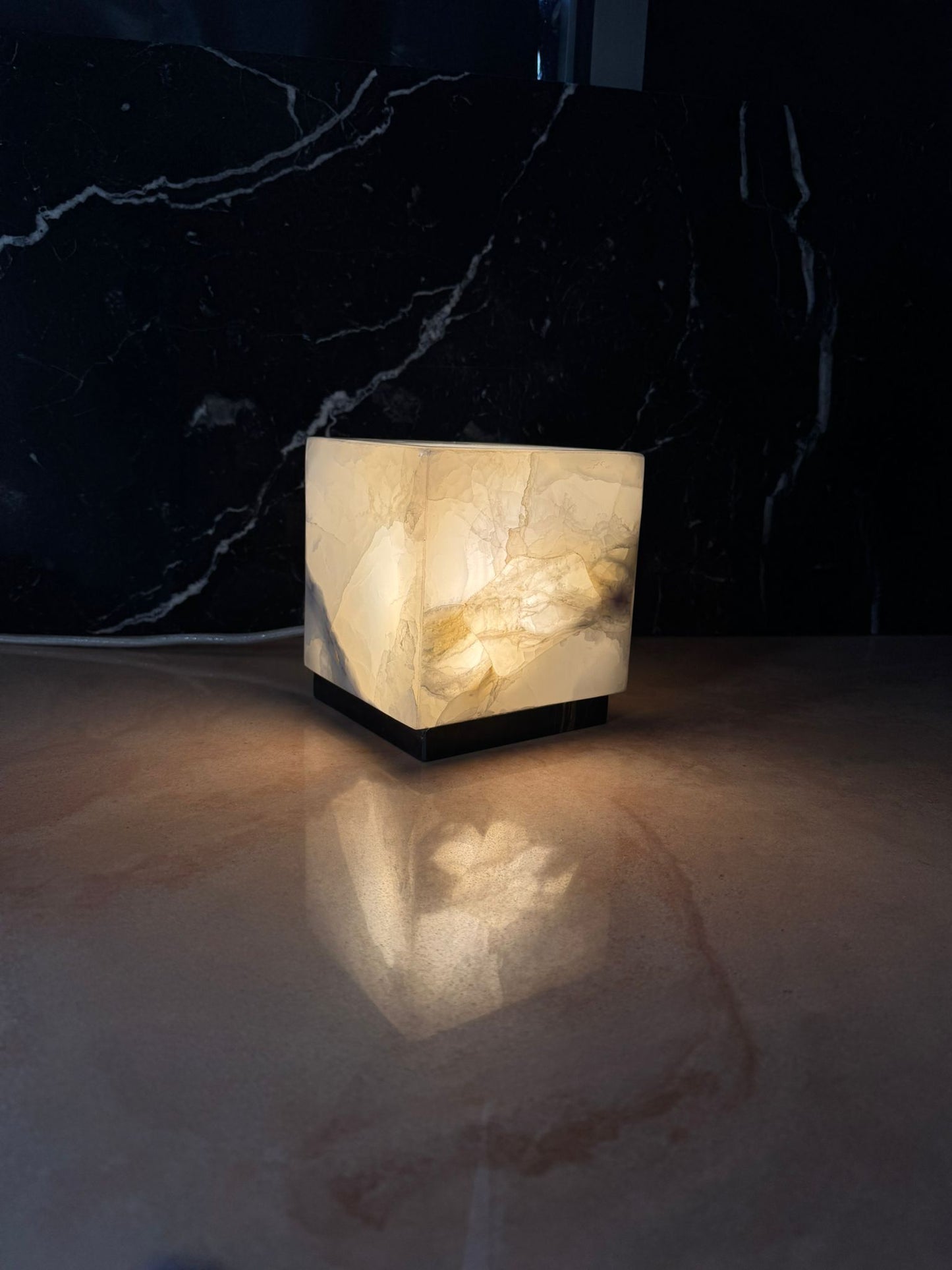 COLLEZIONE "Eleganza e Luce senza Tempo" - Lampada in Marmo con Luce Interna - Eleganza e Luce senza Tempo