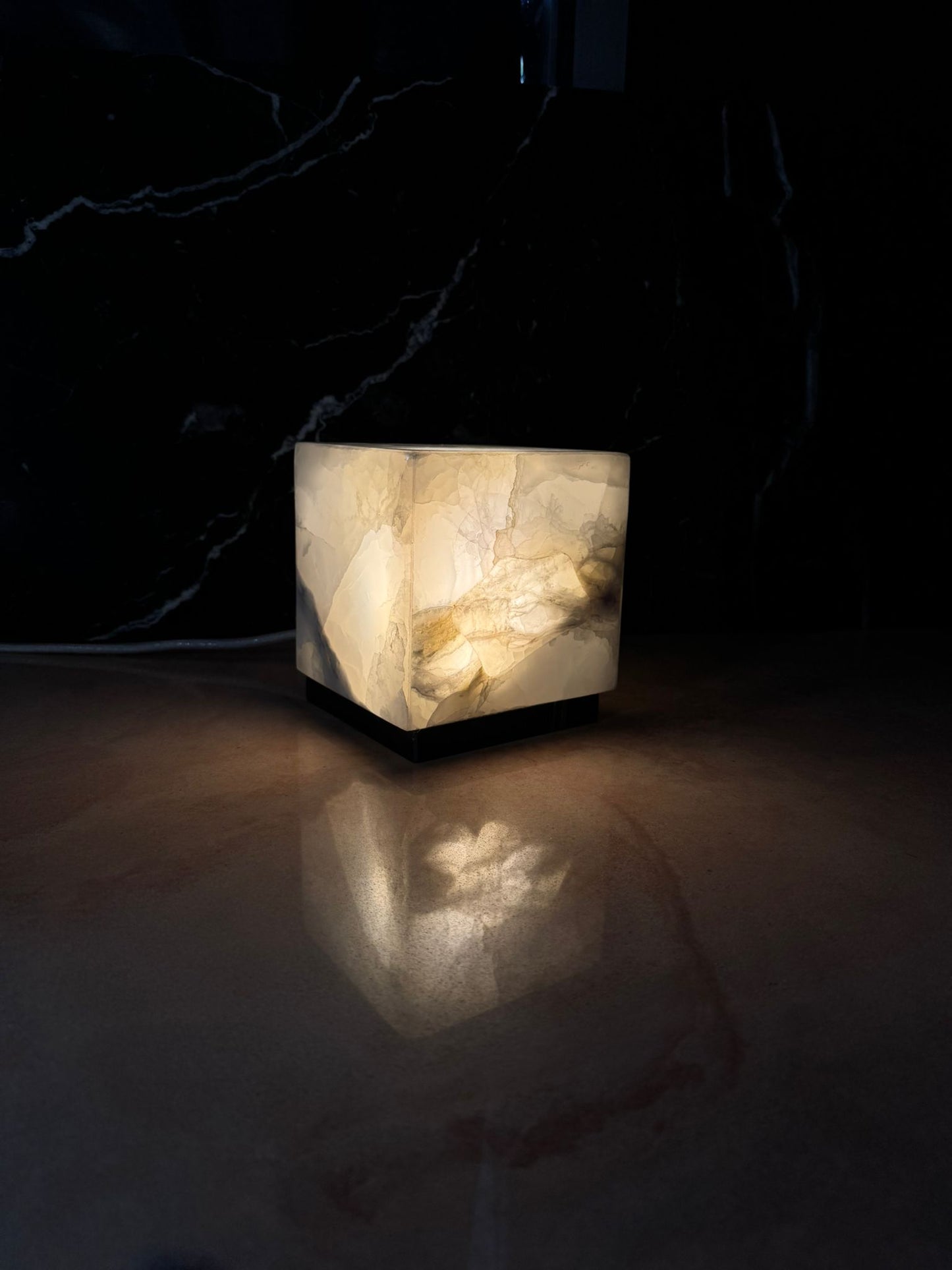 COLLEZIONE "Eleganza e Luce senza Tempo" - Lampada in Marmo con Luce Interna - Eleganza e Luce senza Tempo