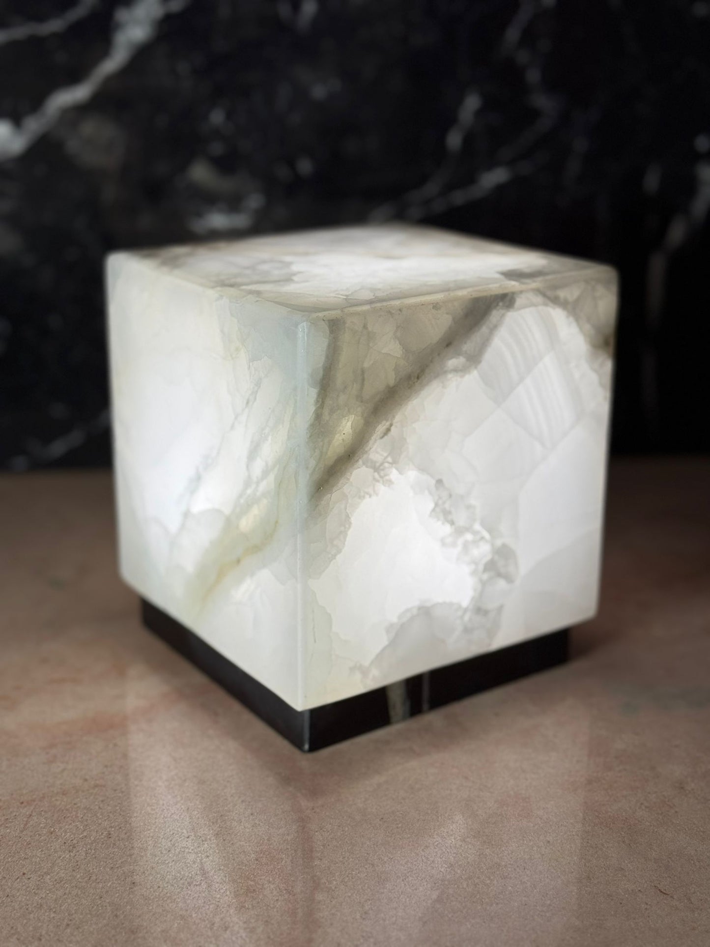 COLLEZIONE "Eleganza e Luce senza Tempo" - Lampada in Marmo con Luce Interna - Eleganza e Luce senza Tempo