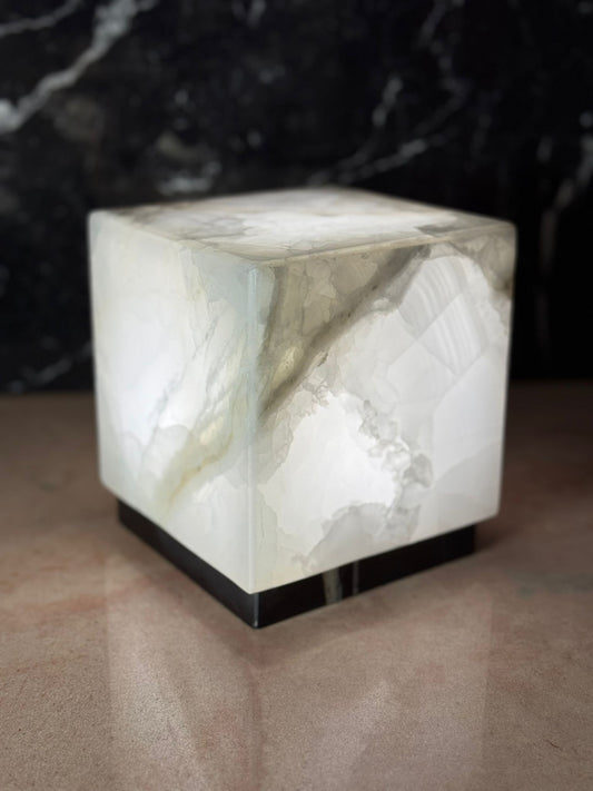 COLLEZIONE "Eleganza e Luce senza Tempo" - Lampada in Marmo con Luce Interna - Eleganza e Luce senza Tempo